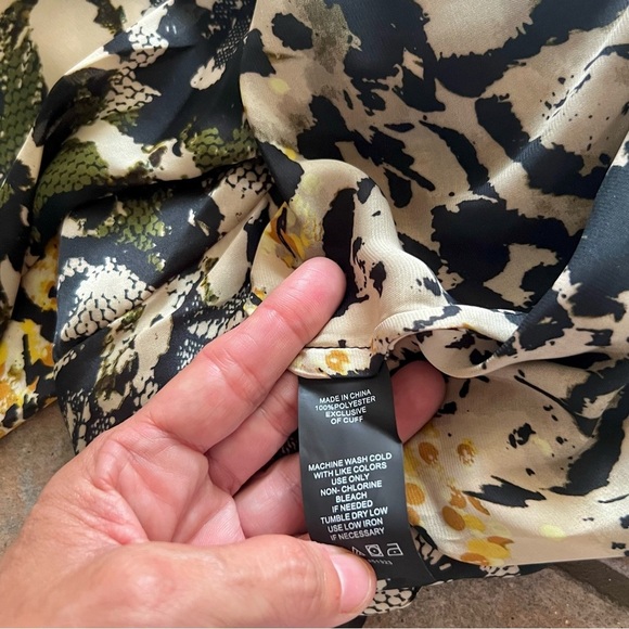 ⭐️BOGO FREE⭐️ Vince Camuto EUC blouse - Picture 8 of 11